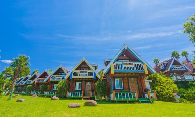 Jungmun Cabin | Easy access for your trip in Jeju Cozy log cabin for your lovely family with BBQ