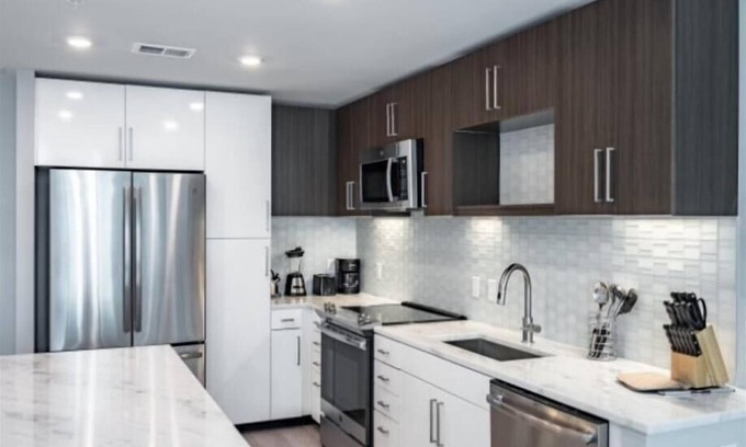 Woodmont Triangle Apartment | Easy Access to I-270| Close to Bethesda Central Farm Market |by GLS