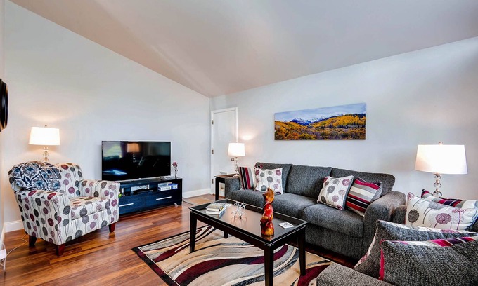Littleton House | ★ Easy Check-in ★ By Downtown Littleton ★ Full Kitchen ★