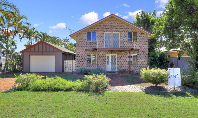 Woodgate House | Easy Stroll to the Beach or Bowls Club