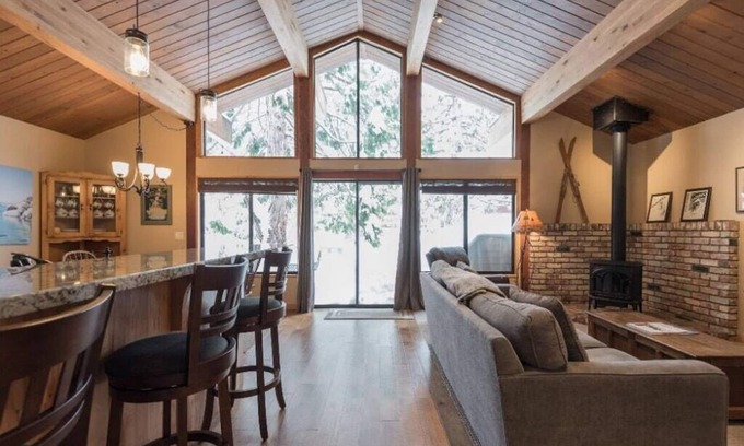 Sunnyside House | Easy walk to lake and Sunnyside