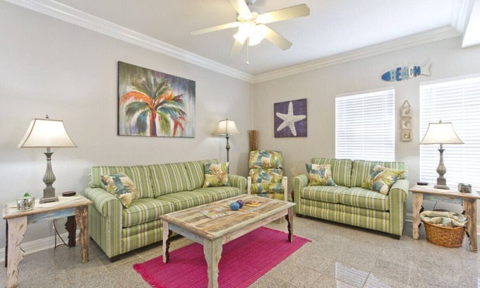 South Padre Island Condo | Easy Walk To The Beach Newly Remodeled 1 BR 1 BA Sleeps 4 Wi-Fi, Pool