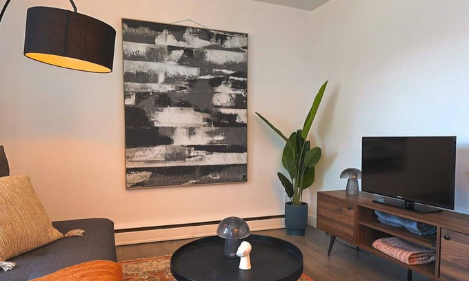 Maizerets Apartment | Ebony - Urban Elegance - Cozy Condo in the Heart of Quebec