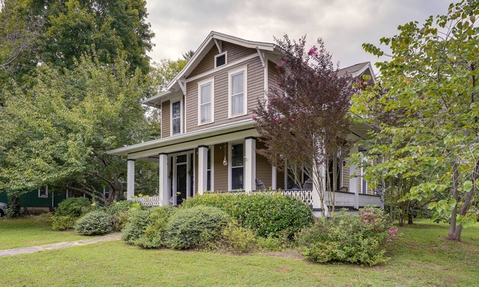 St. Elmo Improvement League House | Eclectic Chattanooga Retreat w/ Private Hot Tub!
