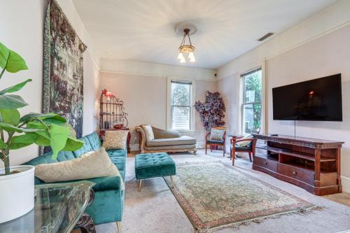 Alkali Flat House | Eclectic Sacramento Home about Half Mi to Downtown!