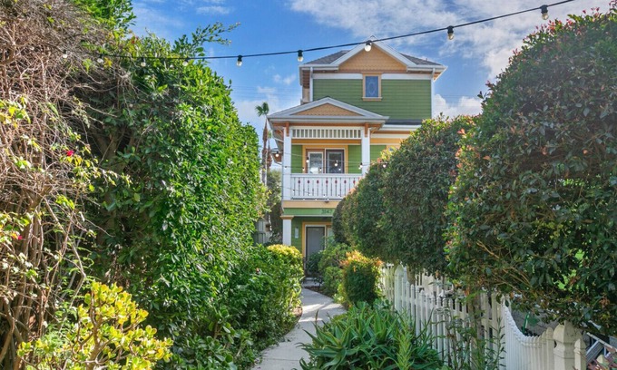 South Park Apartment | Eclectic studio in the heart of South Park!