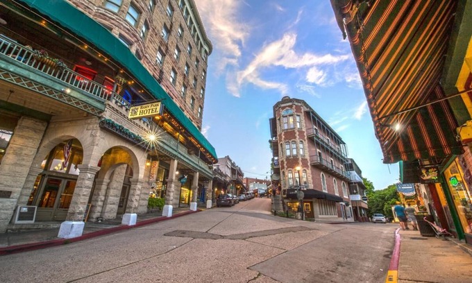 Eureka Springs Historic District Apartment | Eclectic Upper Loft Downtown