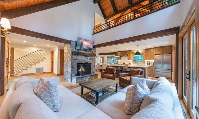 Sunnyside House | Eclipse Luxury at Tahoe Park by Tahoe Getaways - Hot Tub w/Fenced Yard & Steps to Private Beach