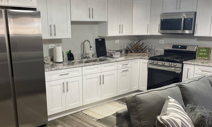 Woodlawn Apartment | Eclipse: Modern Apt. in Woodlawn