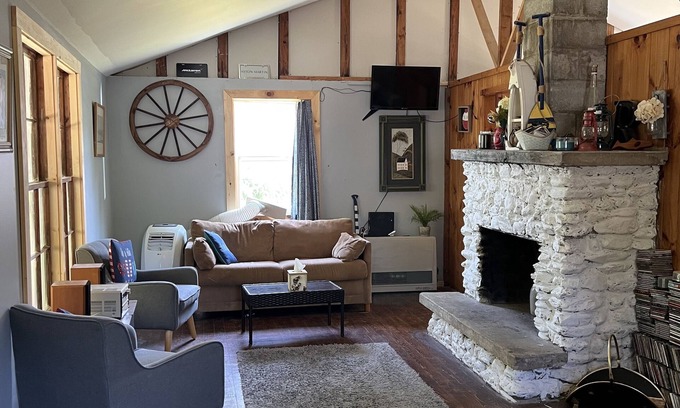 Malletts Bay Cabin | ECLIPSE WEEKEND! On the causeway!