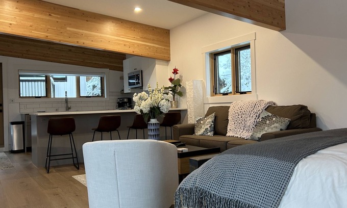 Rossland Apartment | Eco-Luxe Suite at Red Mountain with Hot Tub