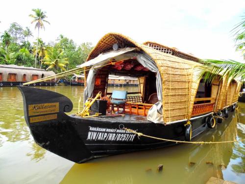 Kumarakom Boat Rental | Eco Trails Houseboats