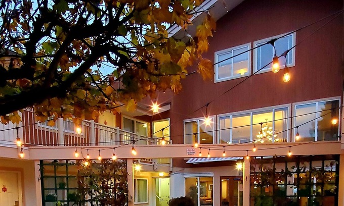 Pemberton Heights Hotel | Econo Lodge Inn & Suites