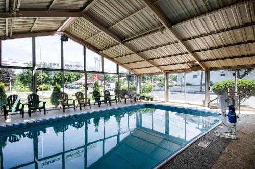 West Yarmouth Cabin | Econo Lodge by Choice - Cape Cod