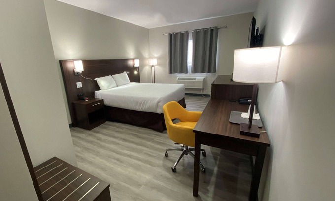 Cochrane Hotel | Econo Lodge