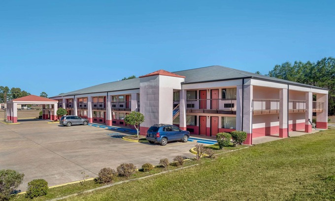 Forest Hotel | Econo Lodge Inn & Suites Forest