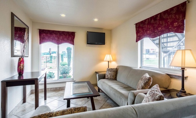 Searcy Hotel | Econo Lodge Inn & Suites Searcy