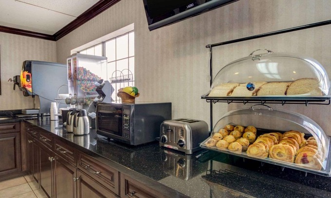 El Paso Hotel | Econo Lodge Inn & Suites