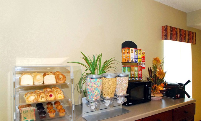Kearney Hotel | Econo Lodge Inn & Suites