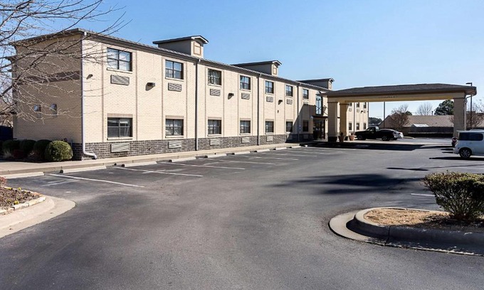 Little Rock Hotel | Econo Lodge Inn & Suites Little Rock SW