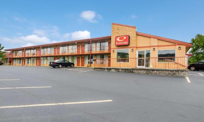 Marion Cabin | Econo Lodge Marion I-81