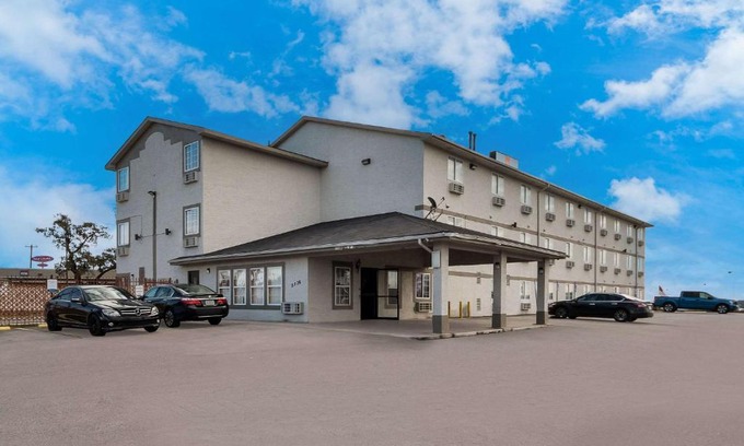San Antonio Cabin | Econo Lodge San Antonio near SeaWorld - Medical Center