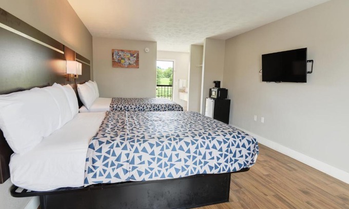 Sevierville Cabin | Econo Lodge Sevierville-Pigeon Forge on the River