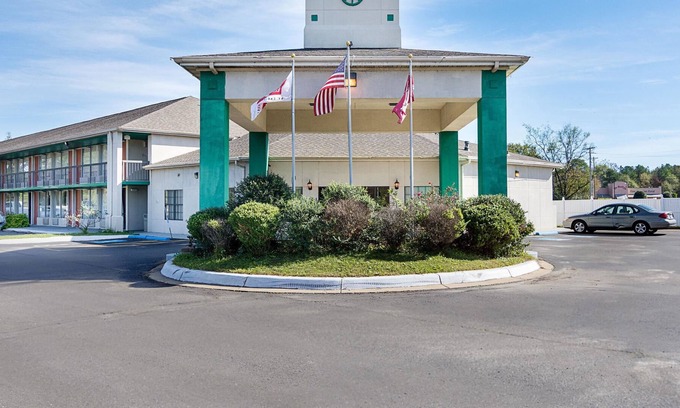 Caddo Valley Hotel | Econo Lodge