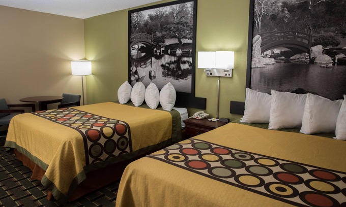 Canton Hotel | Econo Lodge