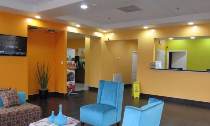 Fultondale Hotel | Econo Lodge
