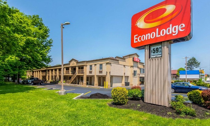 Mount Laurel Cabin | Econo Lodge