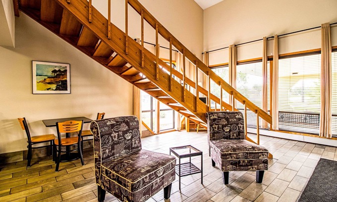 Watertown Hotel | Econo Lodge Watertown