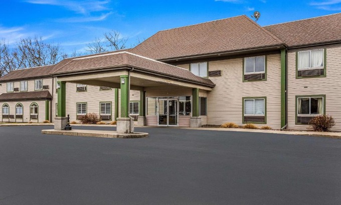 Whitehall Cabin | Econo Lodge Whitehall near Michigan's Adventure