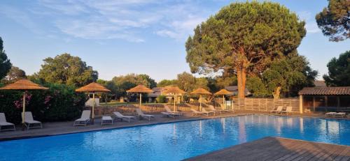 Lecci Apartment | Eden Cala Rossa appartement 3 chambres et grande terrasse dans résidence hotelière Fiori di Cala Rossa à Lecci