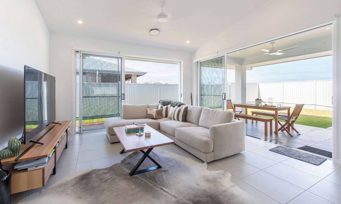 Yamba House | Eden - Oceanstays - Pet friendly