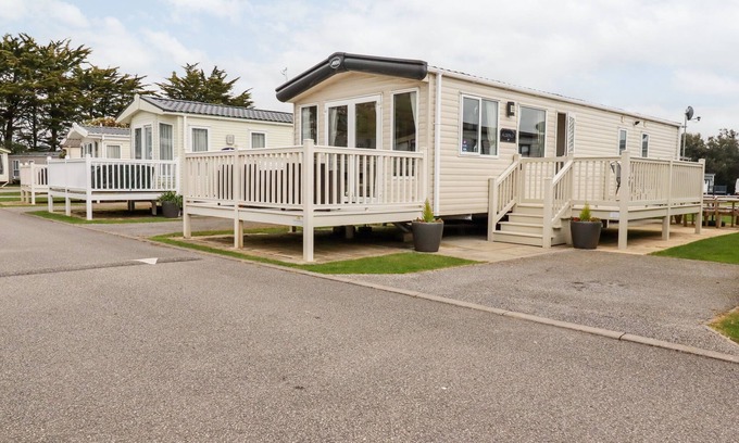 Par Cottage | EDEN WAY 45, pet friendly, country holiday cottage, with pool in Par