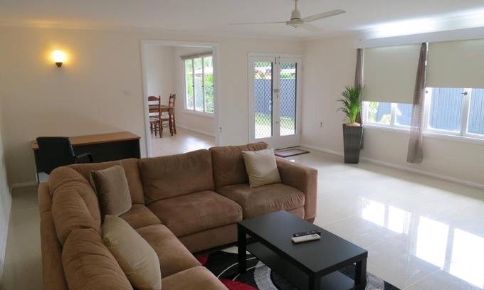 Edge Hill House | Edge Hill Clean & Green Cairns, 7 Minutes from the Airport, 7 Minutes to Cairns CBD & Reef Fleet Terminal