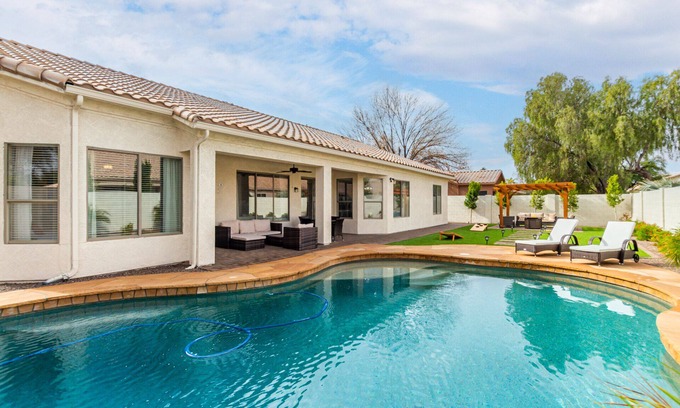 Palm Valley House | Edgemont Escape- 3 King Beds, FREE heated pool-seasonal, all the amenities