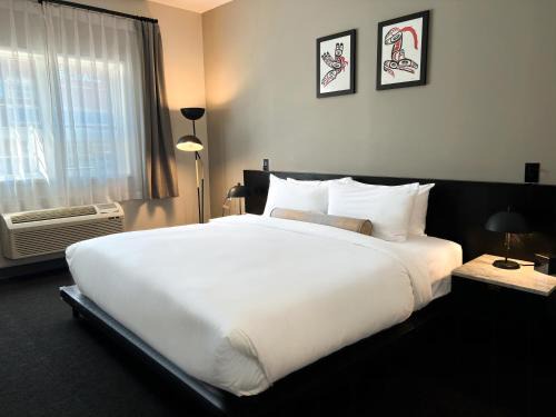 Whitehorse Hotel | Edgewater Hotel