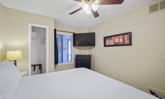 Charlevoix Condo | Edgewater Inn | Cozy Lakefront Escape | Pool, Hot Tub, Sauna | Full Kitchen