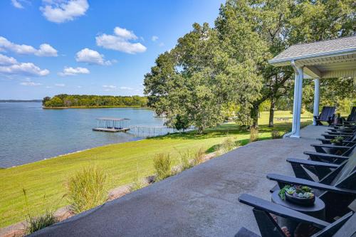 Benton House | Edgewater on Kentucky Lake with Hot Tub and Games