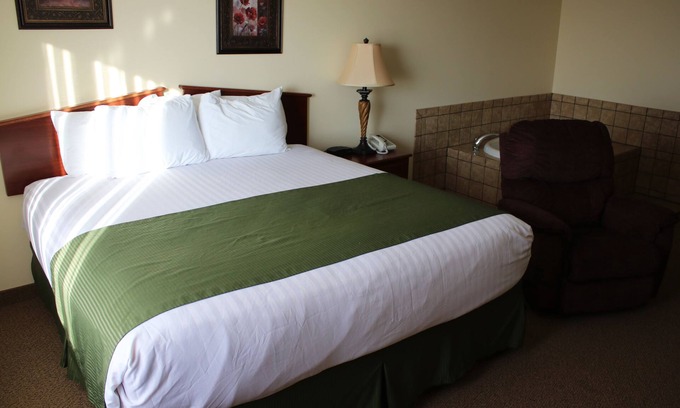 Fairbury Hotel | Edgewood Hotel & Suites