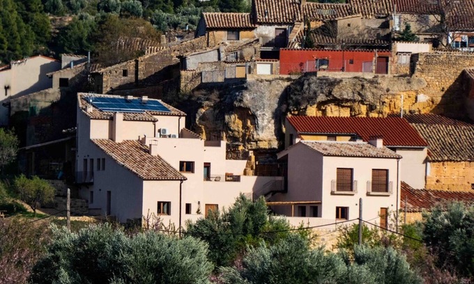 Belmonte de San Jose House | Edificio con Taller y Patio Interior, a los Márgenes de un Acogedor Pueblo