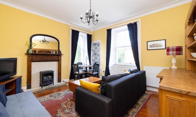 Gifford Apartment | Edinburgh Holyrood Park Views Apartment