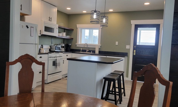 Port Angeles House | Ediz Hook Hideaway | Fast Wifi | A/C | Olympic National Park