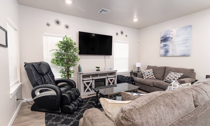 Edmond House | Edmond Oasis: Luxury Retreat w/Massage Chair and Mortal Combat Arcade