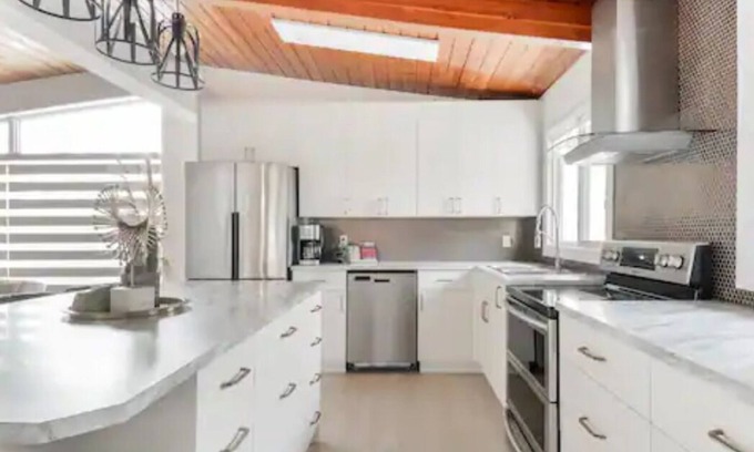 Jasper Place House | 🔥Edmonton LONG STAY ☆ Fenced Yard ☆ Hammock ☆ KING Master WEM 🔥Foosball Table
