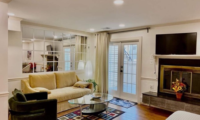 Reston Apartment | Efficiency Bright BSMNT APT- DC 20m IAD-10m Metro
