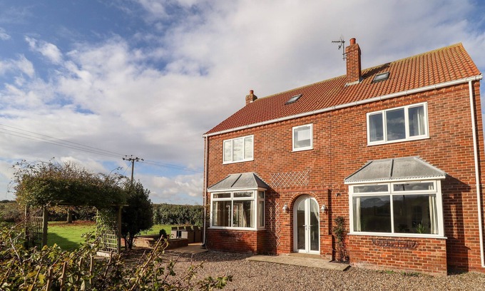 Winestead Cottage | EGGLESTON, pet friendly, with hot tub in Withernsea