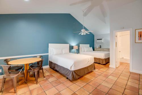 Uptown - Upper Duval House | Egret Suite - Southernmost Sanctuary